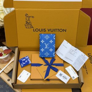 320¥ Premium Full-Steel Wallet, Authentic Design, Top-Grain Cowhide Leather, 163 Dynamic, Boutique-Matching Packaging, Complete Set as Pictured: Certificate of Authenticity, Copper Electronic Tag, Gift Bag! M26072 Medium Blue